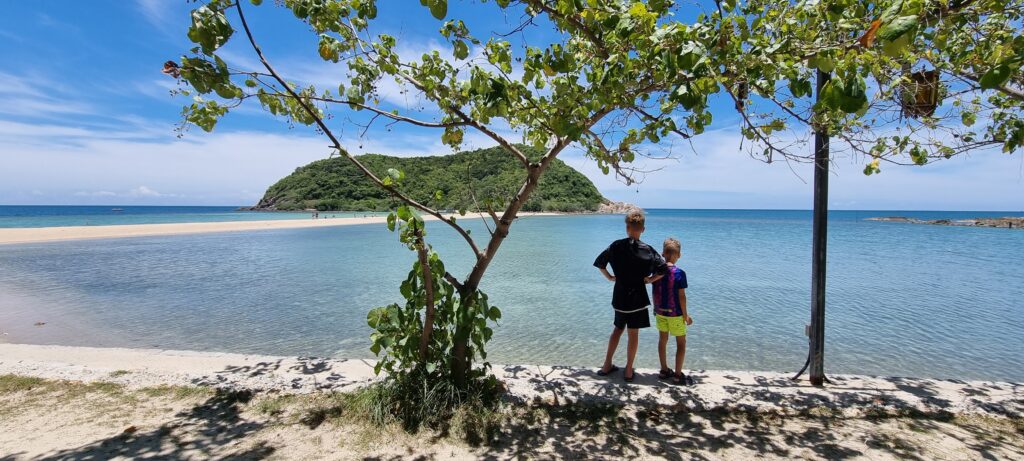 Koh Phangan: Waarom dit ‘Party Island’ stiekem het paradijs is voor je volgende gezinsvakantie